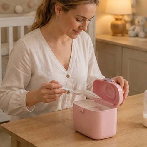 Boite doseuse lait doseuse précis rose sur le comptoir de cuisine