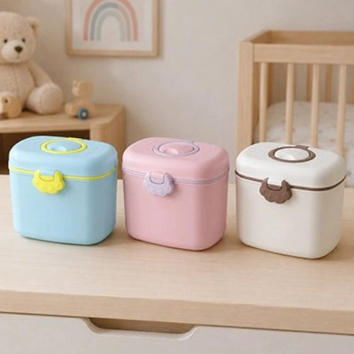 Boite doseuse lait doseuse précis trois couleurs différentes sur le bureau de bébé