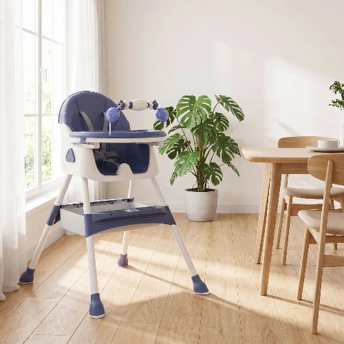 Chaise haute bébé 3 en 1 bleu foncé dans la salle a diner près d'une fenêtre