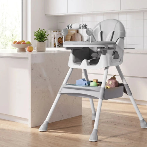 Chaise haute bébé 3 en 1 gris dans la cuisine près du comptoir
