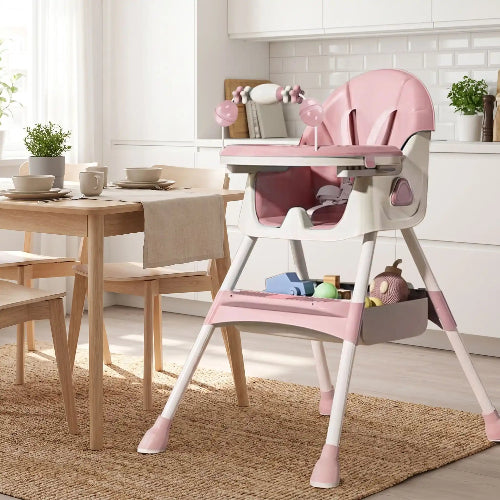 Chaise haute bébé 3 en 1 rose dans la cuisine près de la table à manger