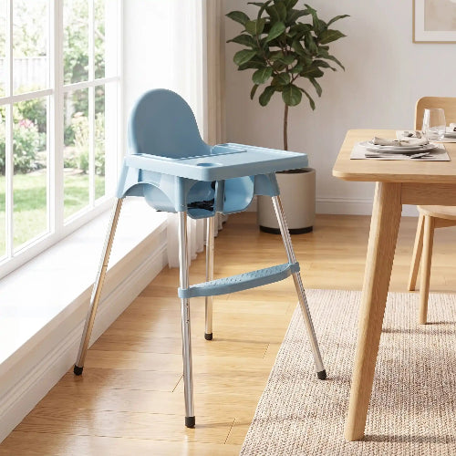 Chaise haute bébé dans la cuisine prêt d'une fenêtre et de la table de cuisine