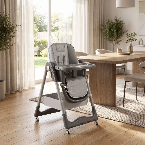 Chaise haute bébé évolutive grise dans la salle a manger