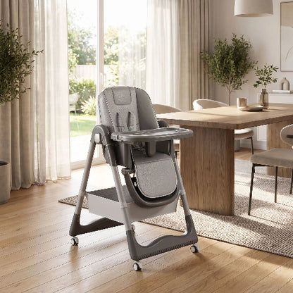 Chaise haute bébé évolutive grise dans la salle a manger