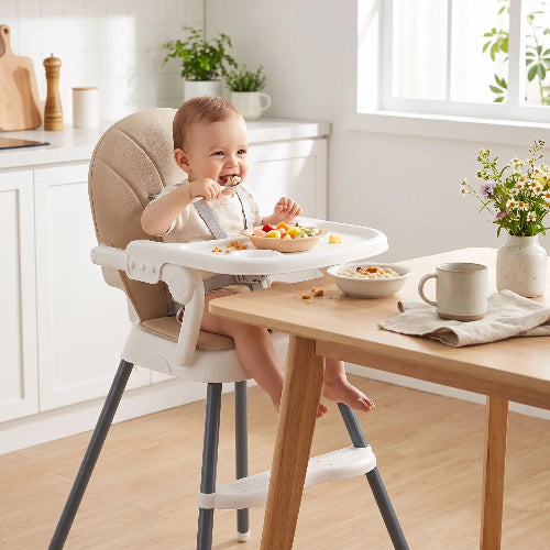 Chaise haute bébé à la table de cuisine avec bébé qui mange son petit déjeuner