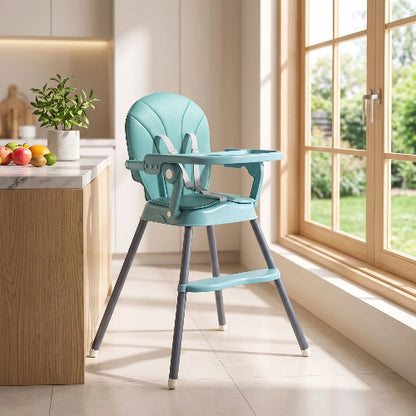 Chaise haute bébé prêt du comptoir et d'une fénêtre de la cuisine