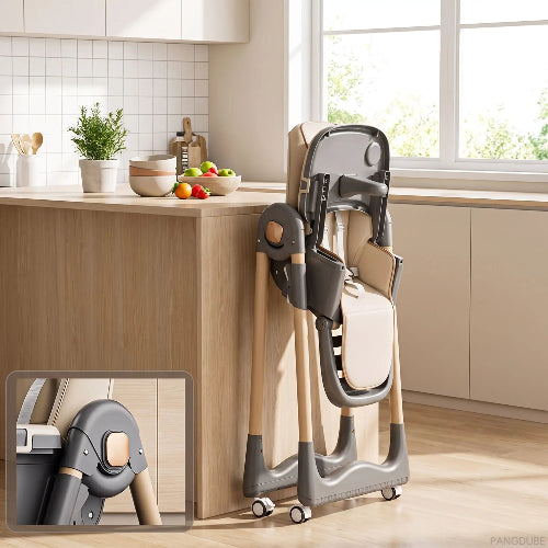 Chaise haute bébé évolutive plier accoté sur le comptoir de cuisine