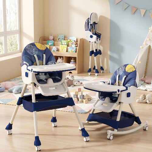 Chaise haute bébé dans la salle de jeux de bébé