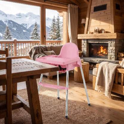 Chaise haute bébé prêt de la table et du foyer au chalet avec fenêtre
