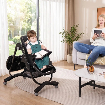 Chaise aute évolutive pliable sécurisée avec bébé assis dans sa chaise haute entrain de lire un livre