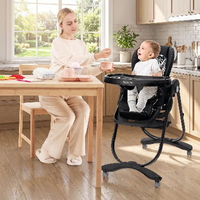 Chaise haute évolutive sécurisée pliable à roulette avec maman qui donne à manger à bébé  