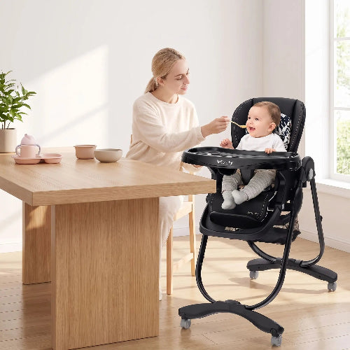 Chaise haute évolutive sécurisée pliable à roulette avec maman qui donne à manger à bébé  