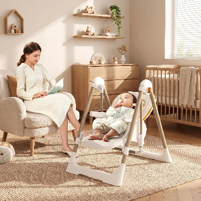 Chaise haute pour bébé maman qui est entrain de lire un livre pendant que bébé ce fait bercé
