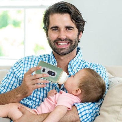 chauffe biberon bébé avec papa