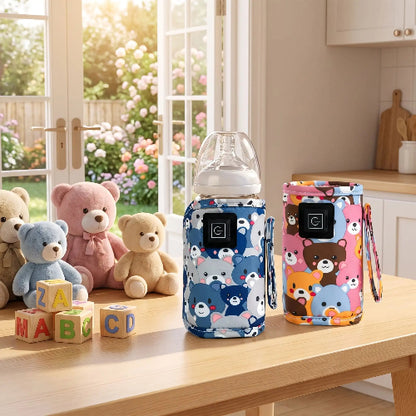 Chauffe biberon portable USB rose bleu sur la table de cuisine avec cubes et oursons assortis