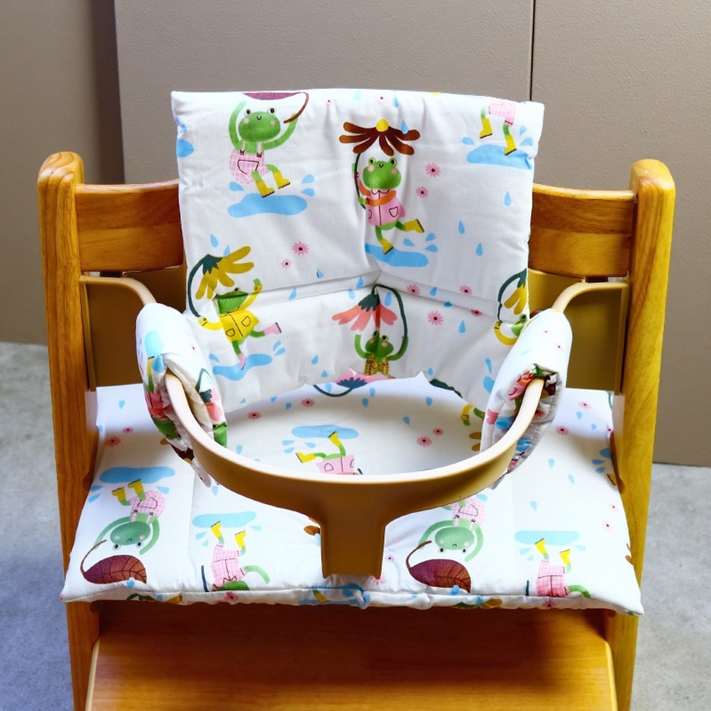 Coussin chaise haute bébé confort avec grenouilles-vertes