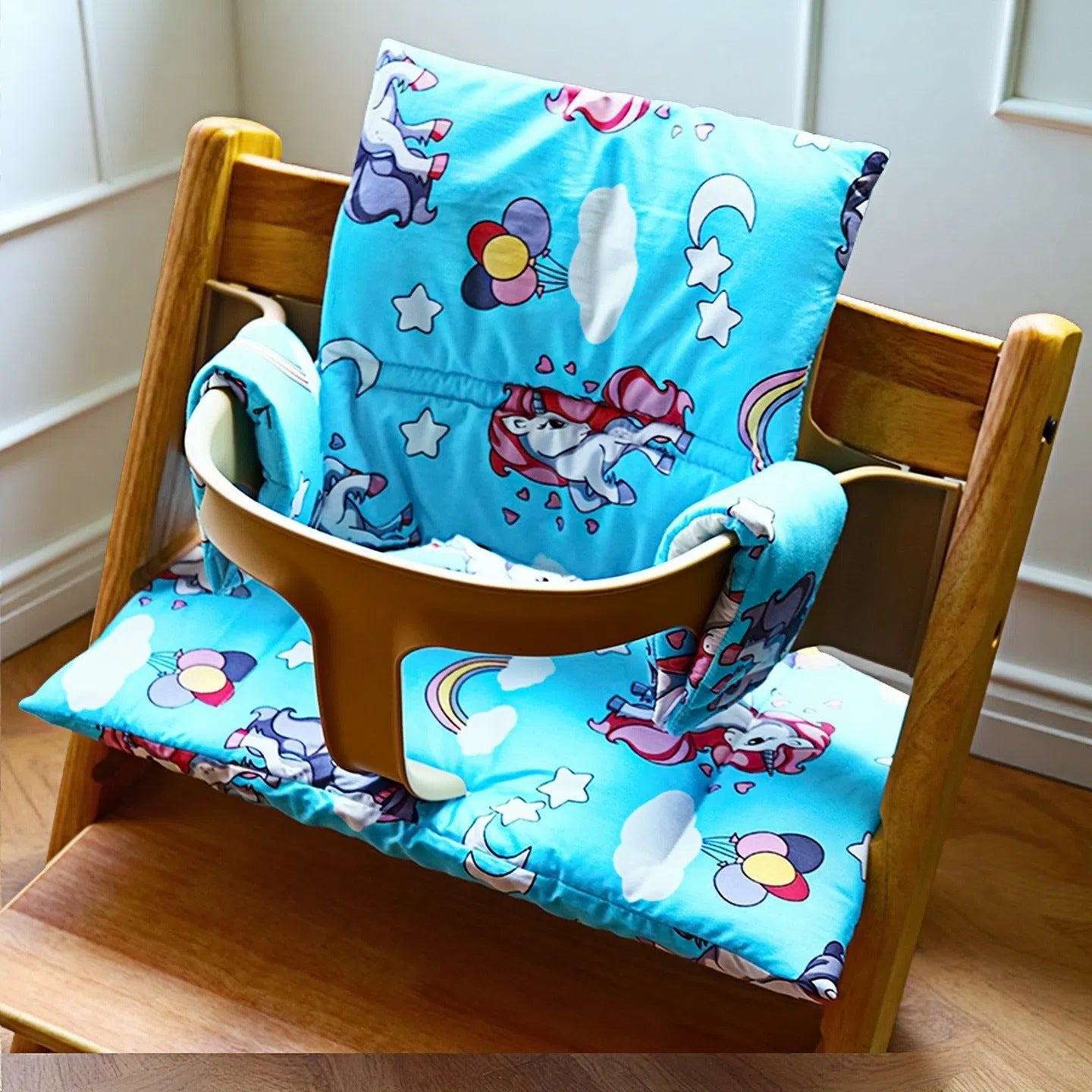 Coussin chaise haute bébé confort avec licornes blanches