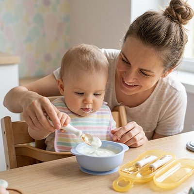 Couvert pour bébé ernonomique maniable couvercle jaune