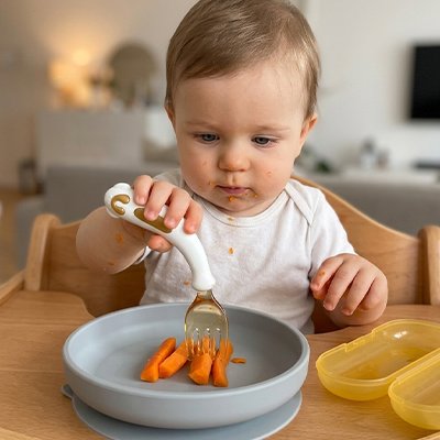 Couvert pour bébé ergonomique maniable avec carottes