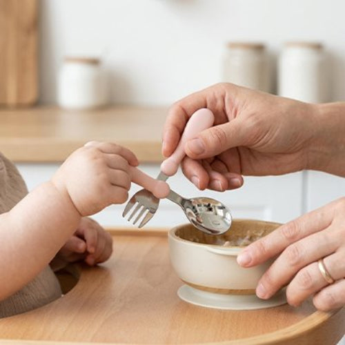 Couvert pour bébé roses bien arrondies dans les mains de bébé et maman
