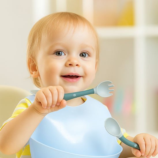 Couvert pour bébé souriant