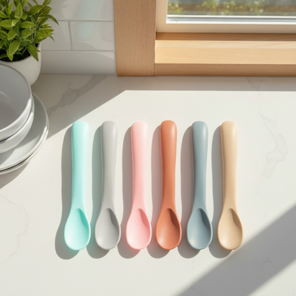 Couvert bébée enssemble de six cuillères différentes couleurs turquoise bris rose brun bleu beige sur le comptoir de cuisine