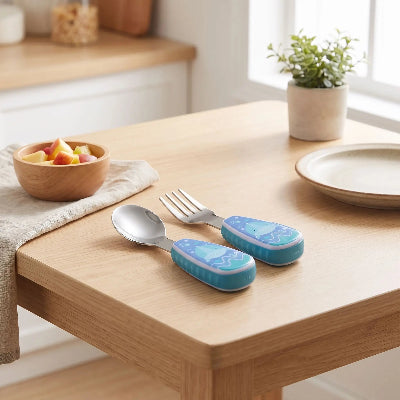 Cuillère ergonomie bébé sur la table de cuisine prêt d'un bol à fruits