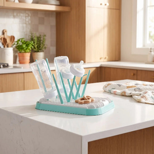 Egouttoir biberon pratique turquoise sur le comptoir de cuisine