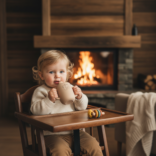 Gobelet bébé personnalisé bébé assis dans sa chaise haute au chalet