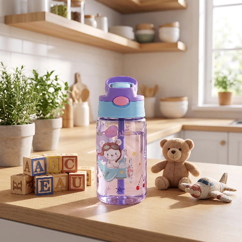 Gobelet paille bébé aquasafe mauve bleu sur le comptoir de cuisine avec jouets