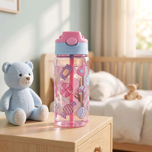 Gobelet paille bébé autonomie bleu pâle sur la table de chevet de bébé