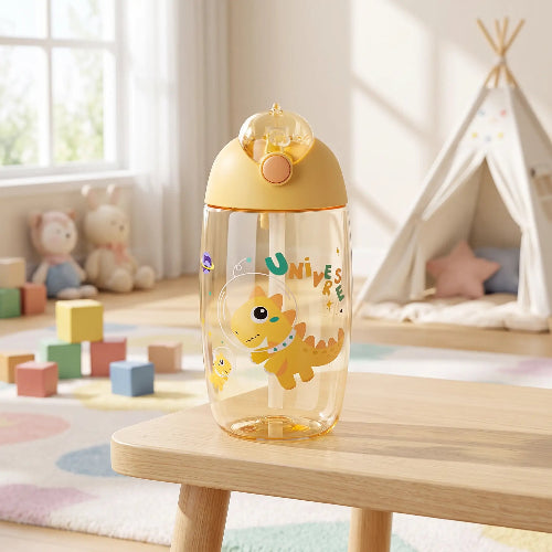 Gobelet paille bébé dinosafe jaune dans l salle de jeux de bébé