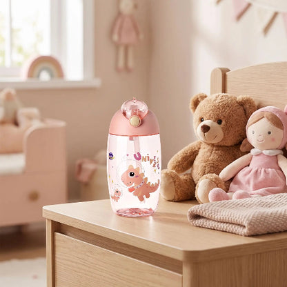 Gobelet paille bébé dinosafe rose sur la table de chevet de bébé