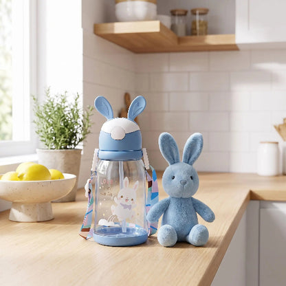 Gobelet paille bébé lapin bleu sur le comptoir de cuisine