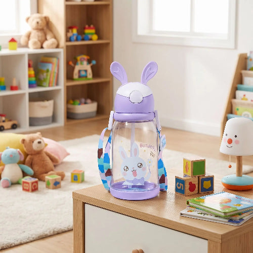 Gobelet paille bébé lapin mauve sur la table de chevet dans la salle de jeux