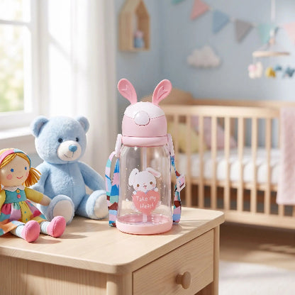 Gobelet paille bébé lapin rose sur la table de chevet dans la chambre de bébé