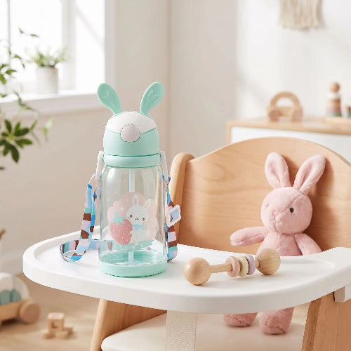 Gobelet paille bébé lapin turquoise sur la chaise haute de bébé