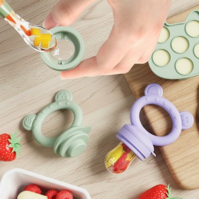 Grignoteuse bébé avec fruits