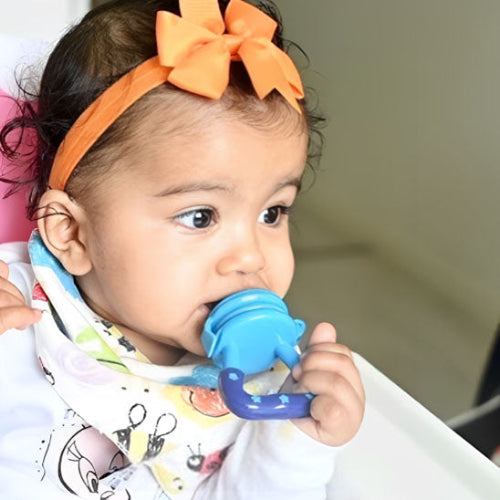 grignoteuse bebe avec bandeau boucle sur la tête