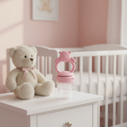 Grignoteuse bébé rose sur la table de chevet de bébé avec ourson peluche