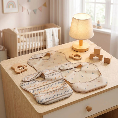 Lot de bavoir bébé avec poche zigzages gouttes d'eau brun sur la table de chevet de bébé