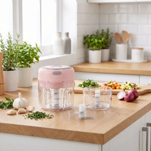 Mixeur purée bébé rose sur le comptoir de cuisine avec un grand contenant et un petit contenant