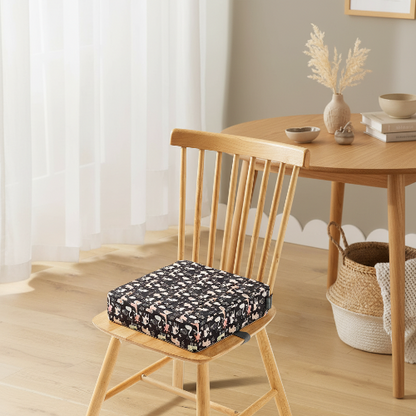 Rehausseur chaie avec un imprimé girafes sur une chaise de cuisine