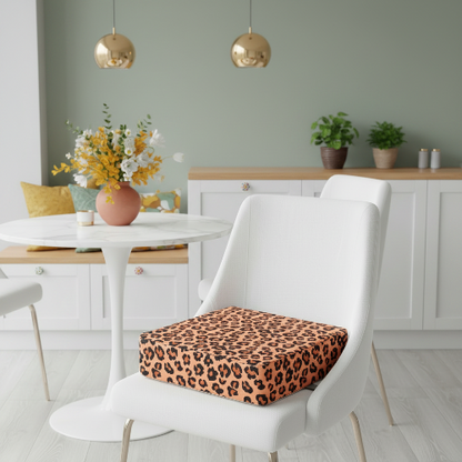 Rehausseur chaise avec imprimé léopards brun sur une chaise de cuisine