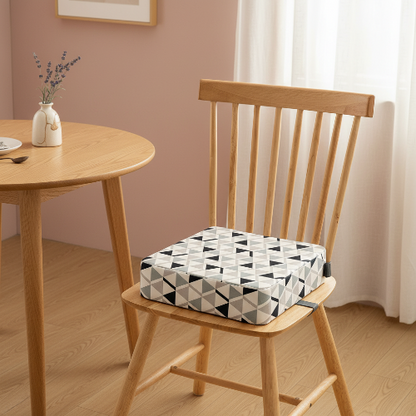 rehausseur chaie imprié avec triangles noirs et blanc sur une chaise de cuisine