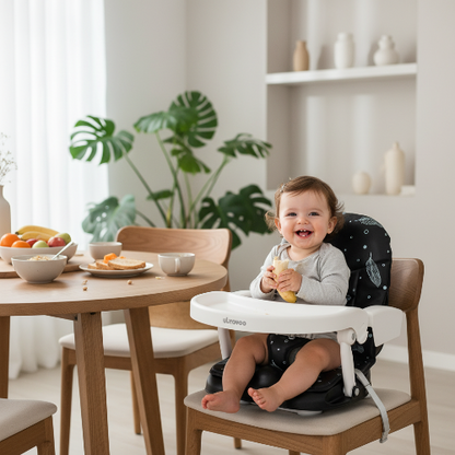 Rehausseur chaise avec bébé sur la chaise de cuisine