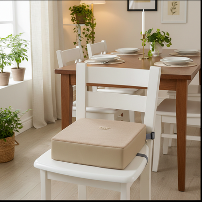 Rehausseur chaise beige avec ourson sur une chaise de cuisine