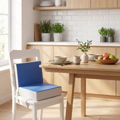 Rhausseur chaise bleu sur une chaise de cuisine 