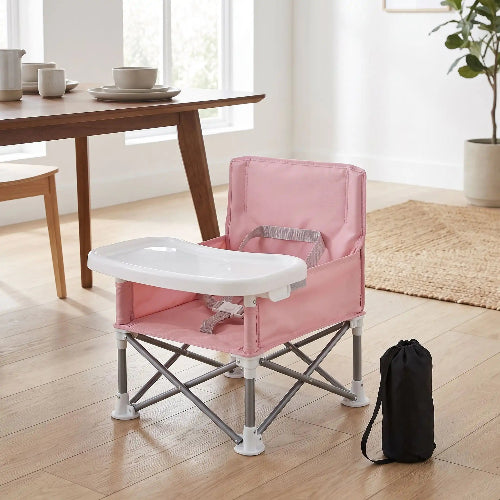 Rehausseur chaise sur le plancher de cuisine avec le sac de transport