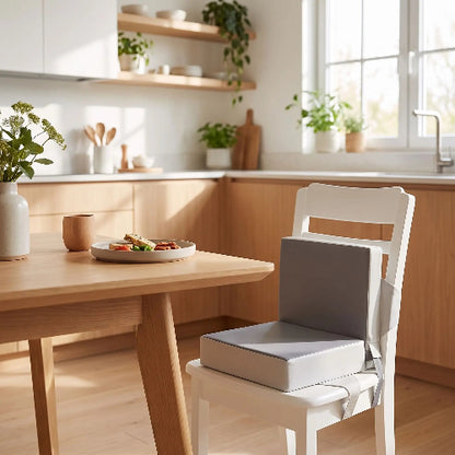Rehausseur chaise gris sur une chaise de cuisine dans la salle à diner